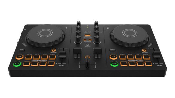 Az AlphaTheta DDJ-FLX2 DJ kontroller felülnézetből: két jog wheel, crossfader és a performance padek