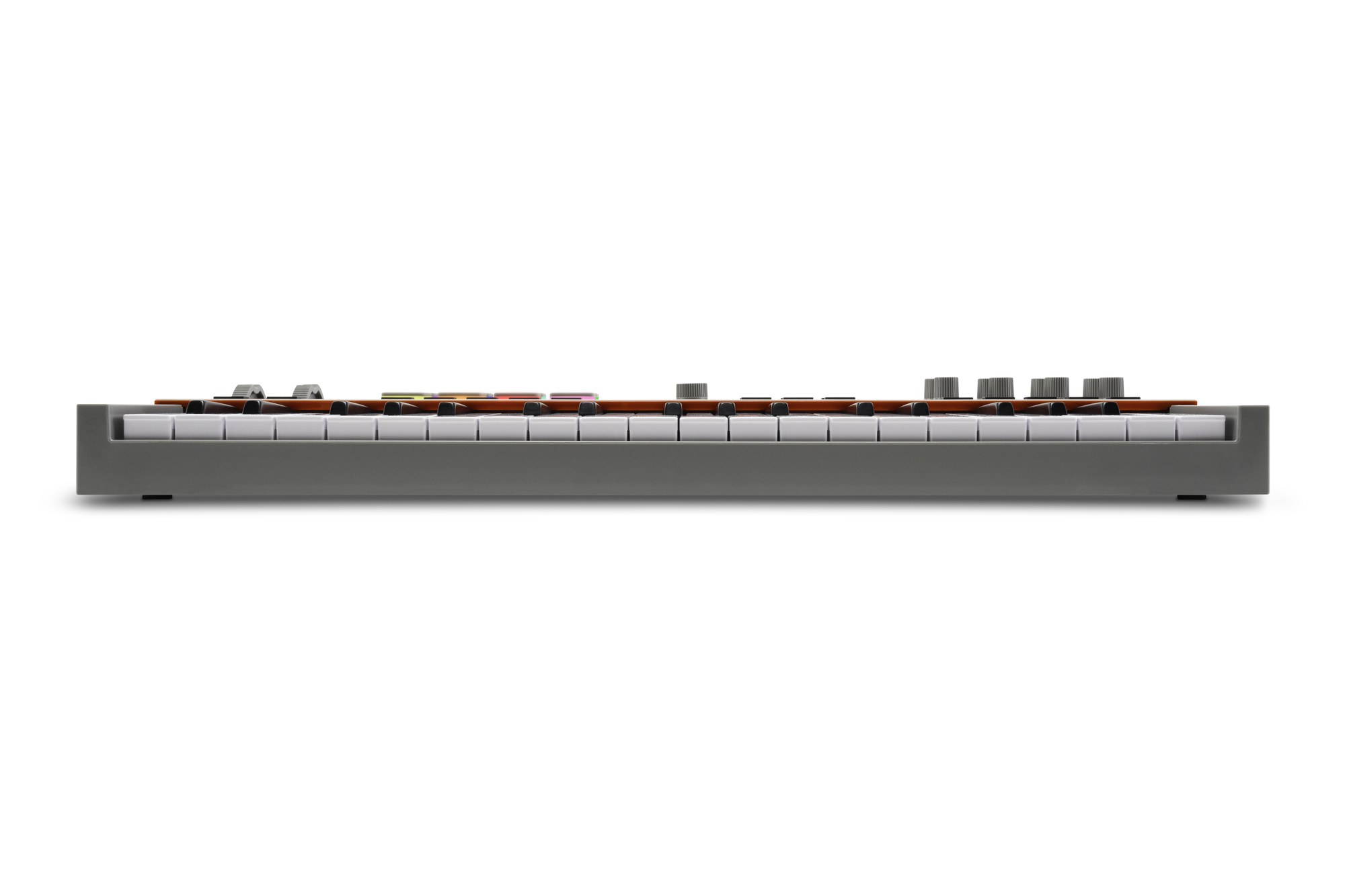 Az Akai MPK mini plus II elölnézete a 37 mini billentyűvel