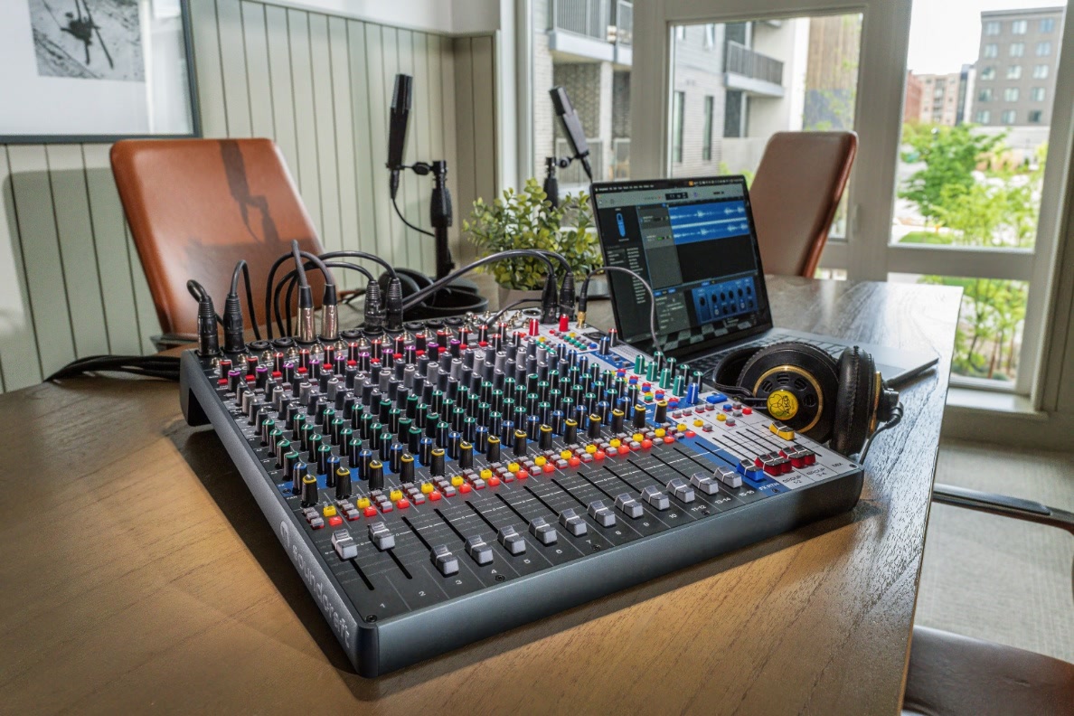 Soundcraft Signature Plus keverőpult asztalon, bekötött XLR kábelekkel, laptoppal és fejhallgatóval